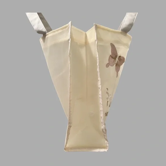 Stylish Dior Beauty GWP tote.
Cream Lace tote with embroidered buttertly - Picture 8 of 14